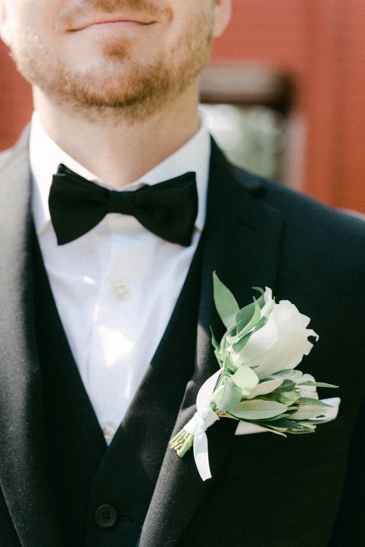 The boutonnier photographed by wedding photographer Hannika Gabrielsson.