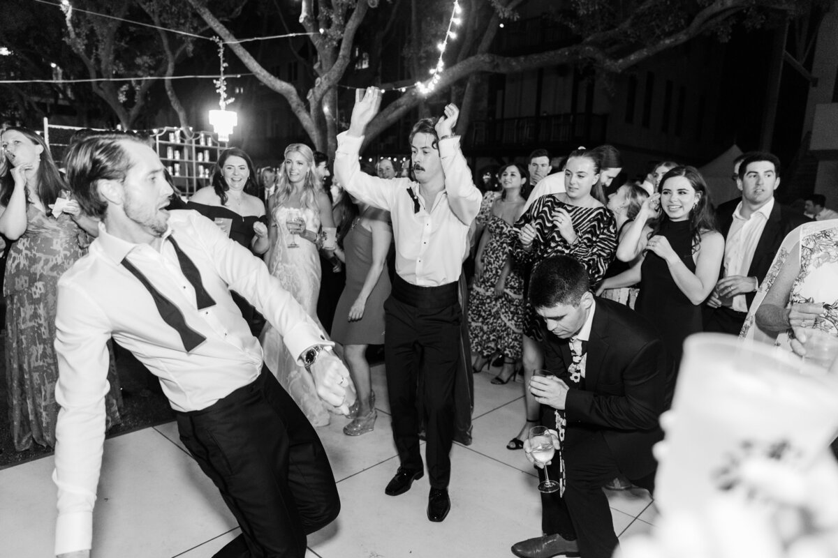 wedding-guests-dancing