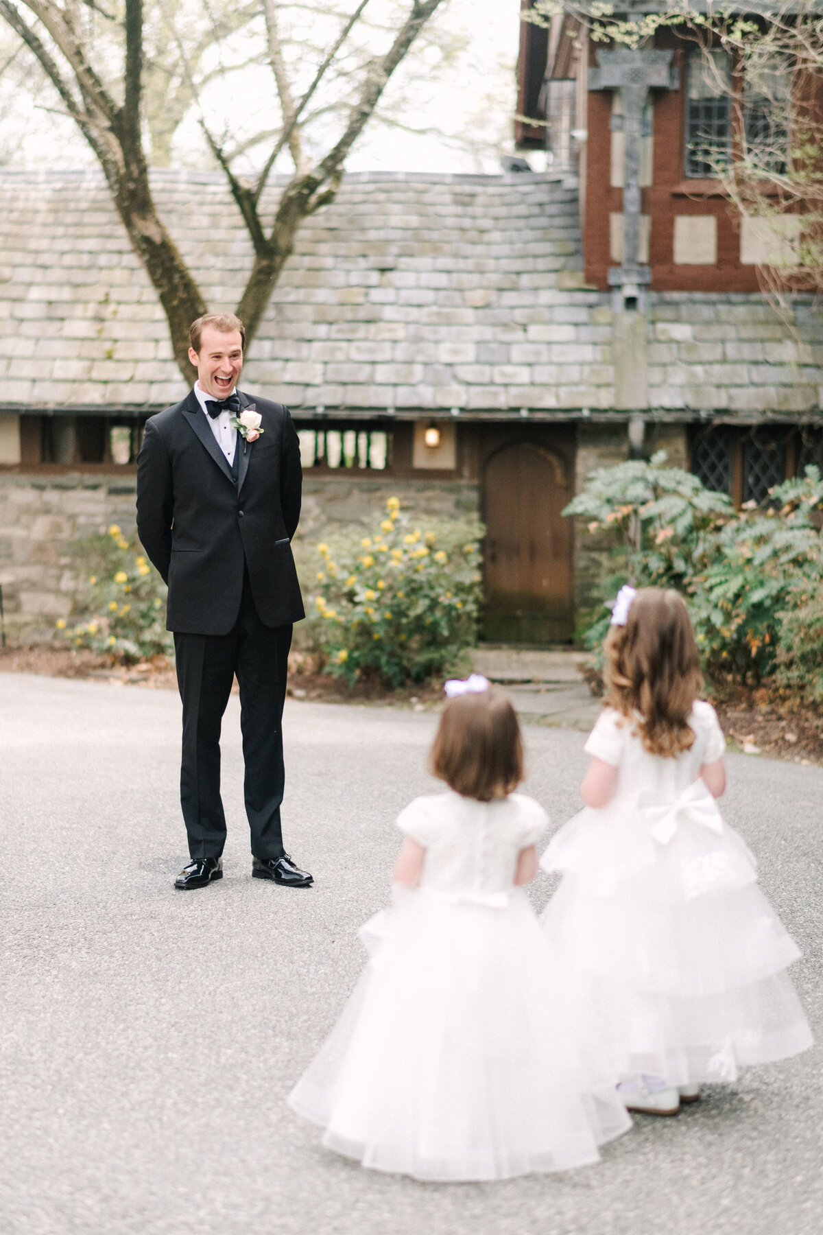 groom's first look with flower girls