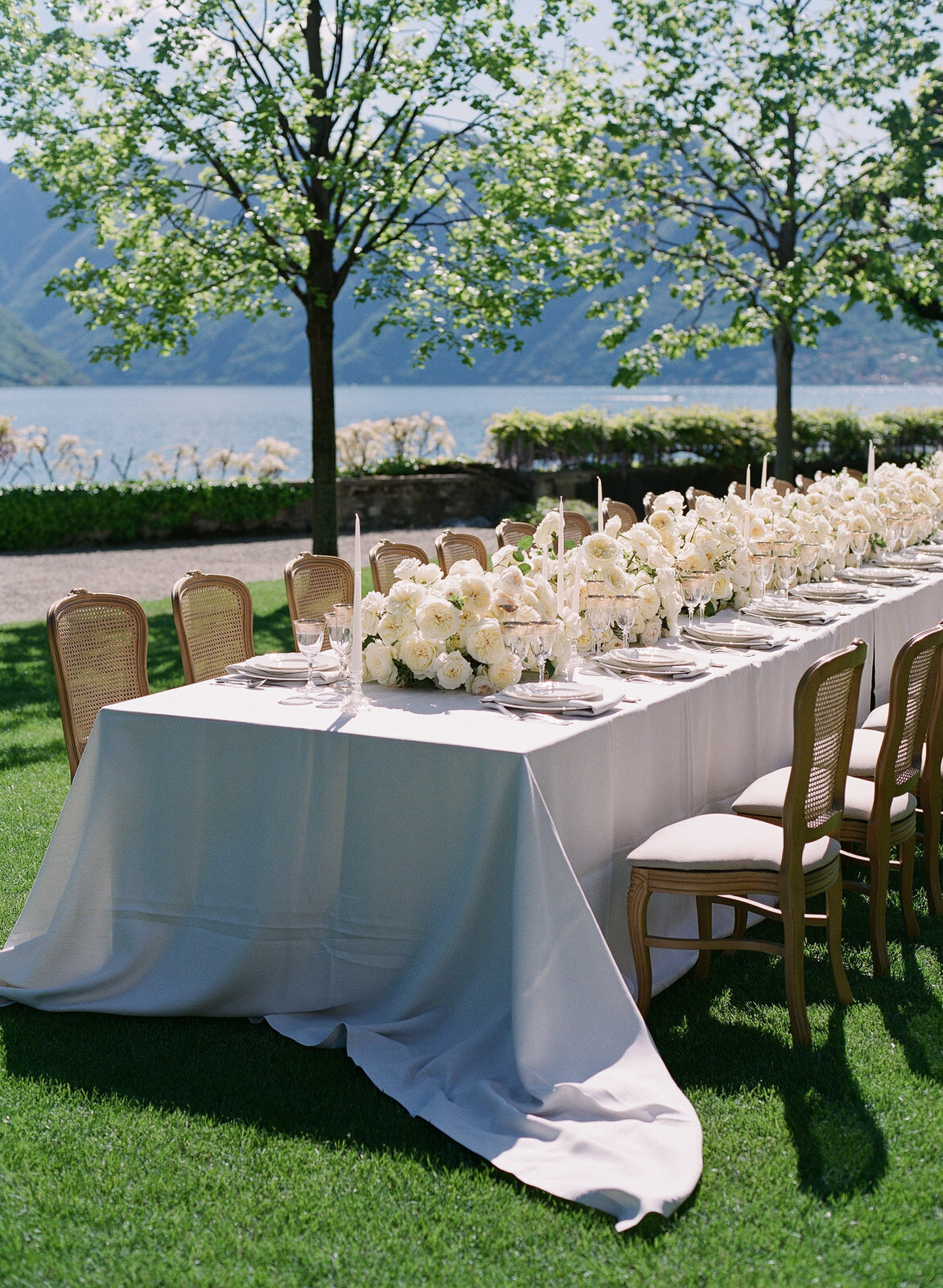 Wedding table arrangement in Lake Como