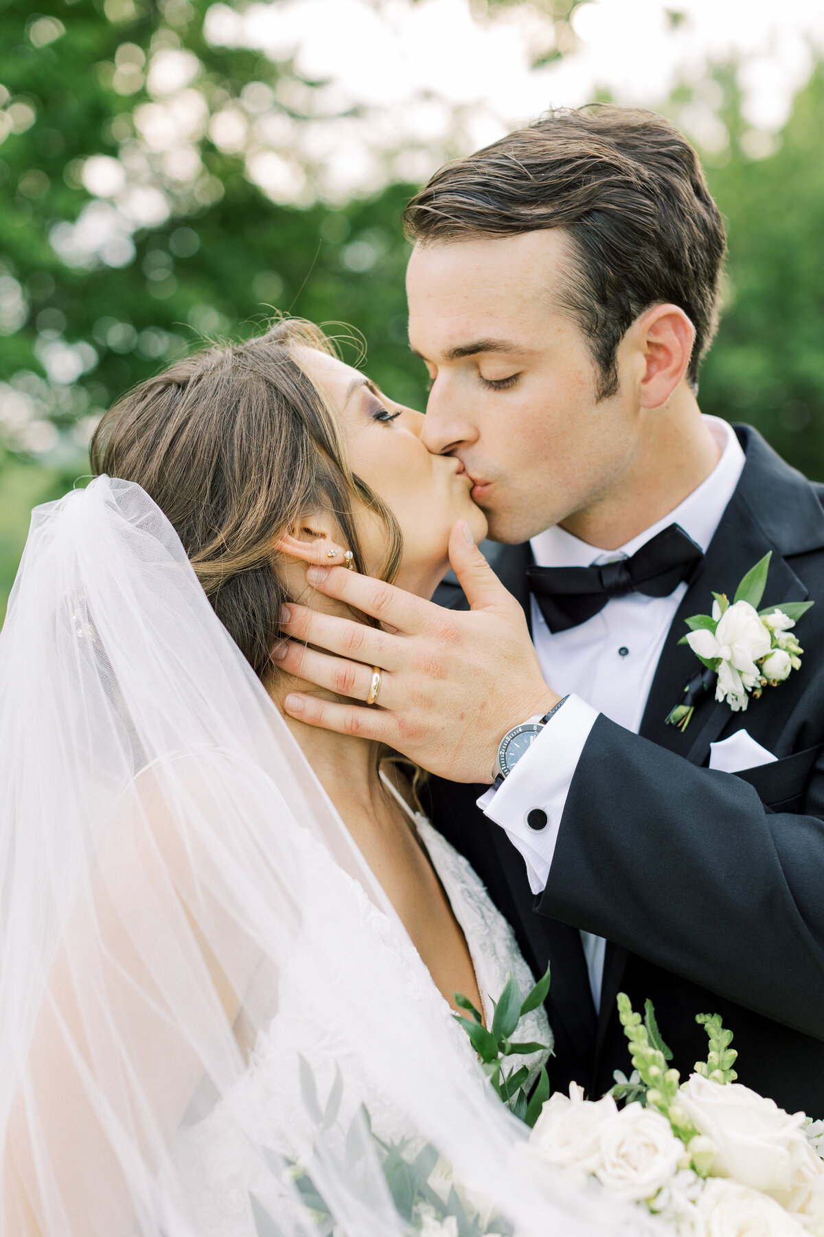 bride-and-groom-intimate-kiss