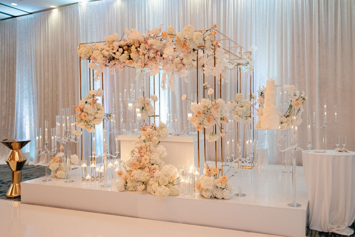 elegant-wedding-reception-decor-gold-arches-floral-arrangements-009