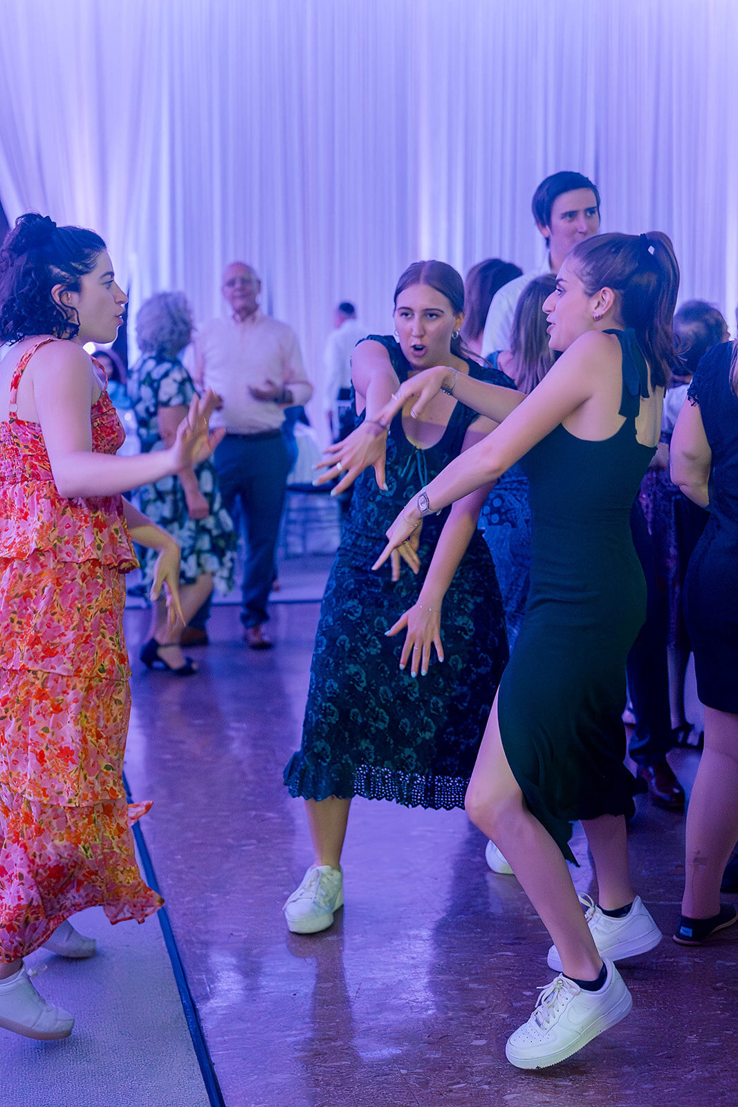 Eliana-Melmed-Photography-Chicago-LosAngeles-Jewish-WeddingPhotography-ElianaSklar-DanceFloor-00102