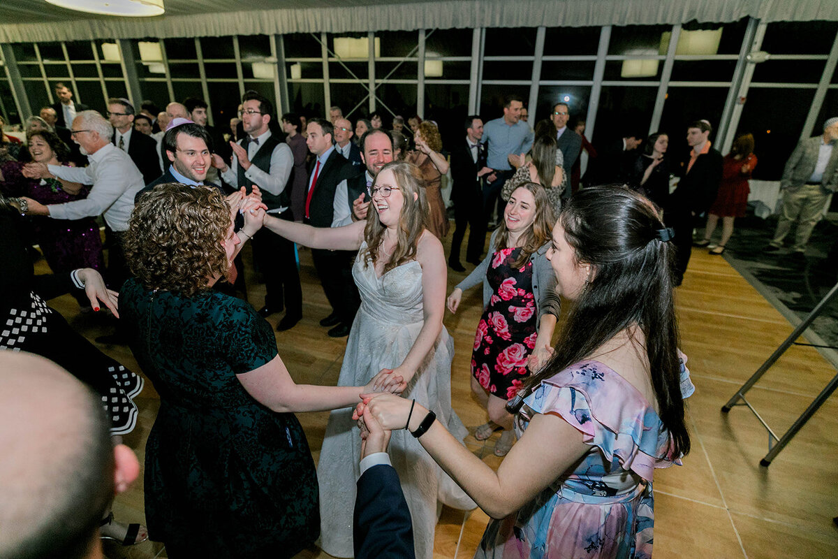 Eliana-Melmed-Photography-Chicago-LosAngeles-Jewish-WeddingPhotography-SimchaDancing-00172