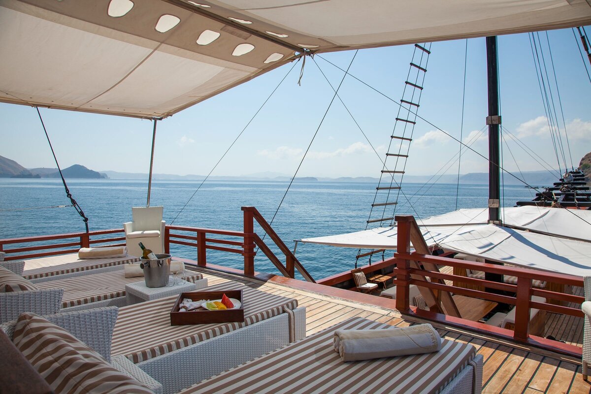 Samata Luxury Yacht Charter Komodo Deck 05