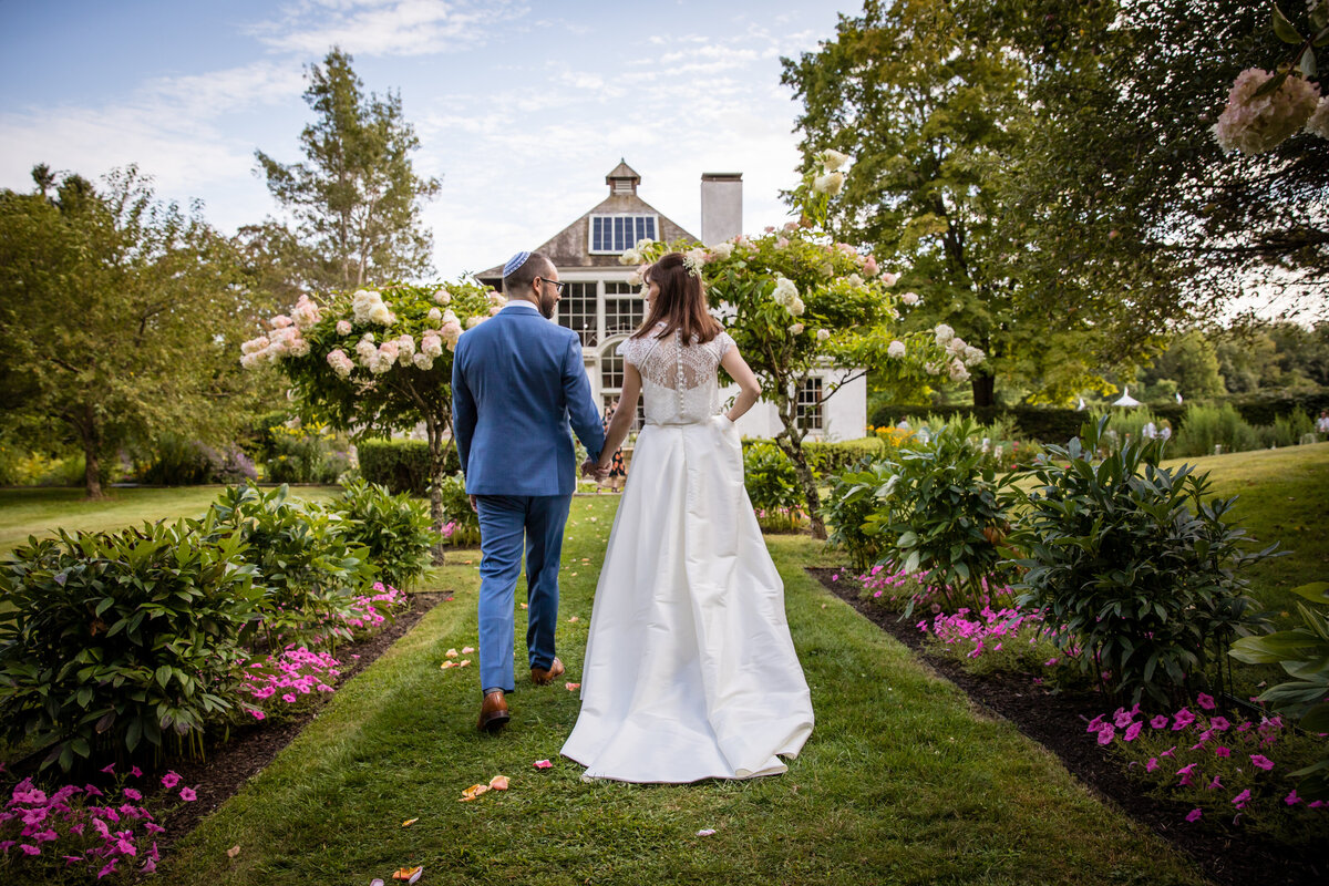 Witness the magic of this breathtaking wedding moment at a Chesterwood Berskshires, skillfully captured by photographer Matthew Cavanaugh.