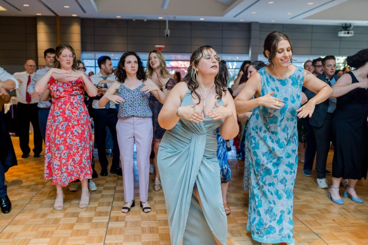 processed_ElianaMelmedPhotography_JewishWeddingPhotographer_ShulaNoah_Dancing-133