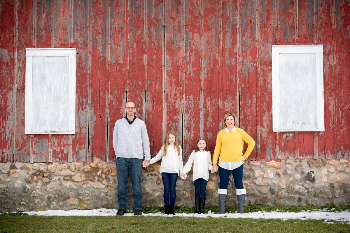 family-portrait-at-historic-red-barn-at-LeRoy-Oaks-in-St-Charles-illinois