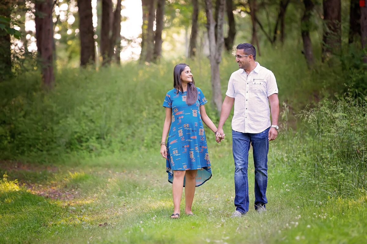 new jersey expecting mom posing with her husband for her maternity photos in NJ park