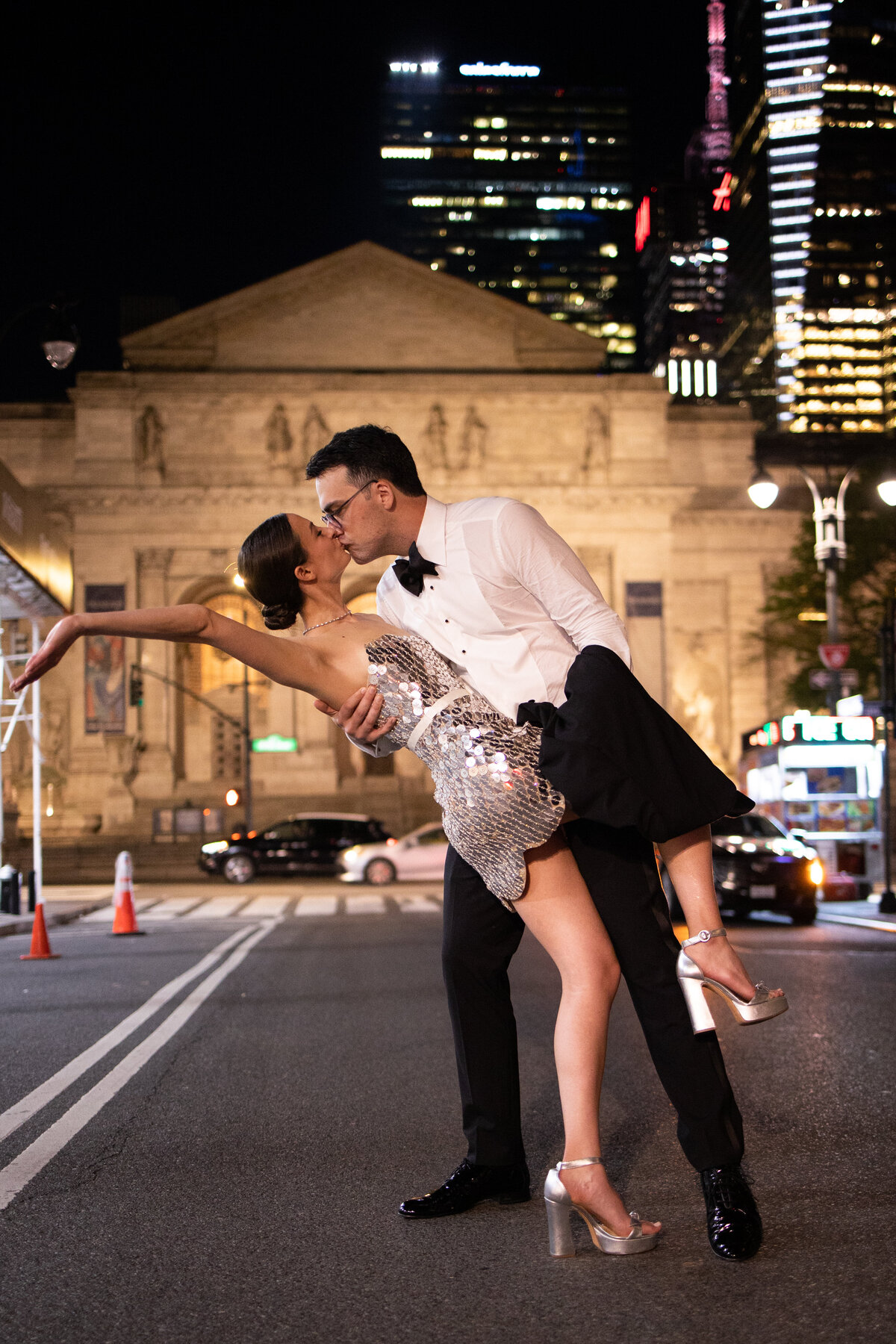 Bride and groom kissing in the streets of NYC