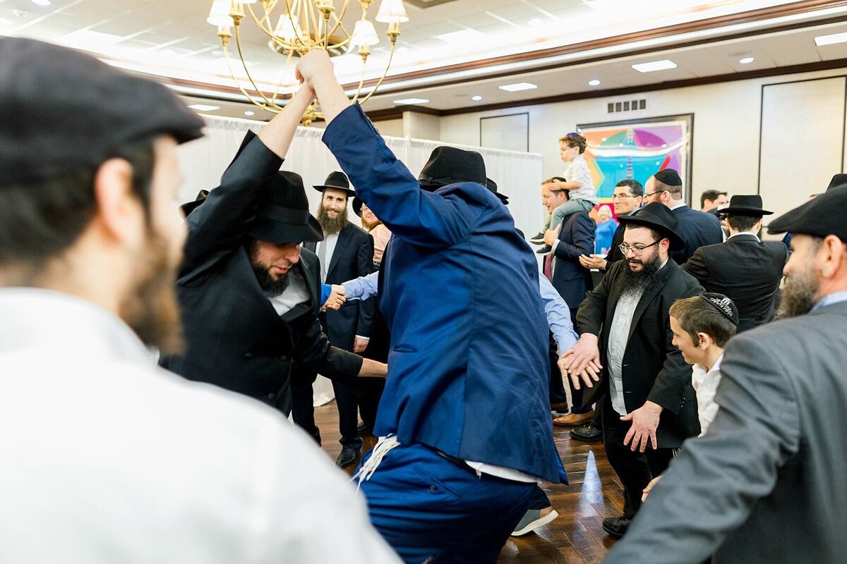 Eliana-Melmed-Photography-Chicago-LosAngeles-Jewish-WeddingPhotographer-CarmiKalman-MensDancing-00050