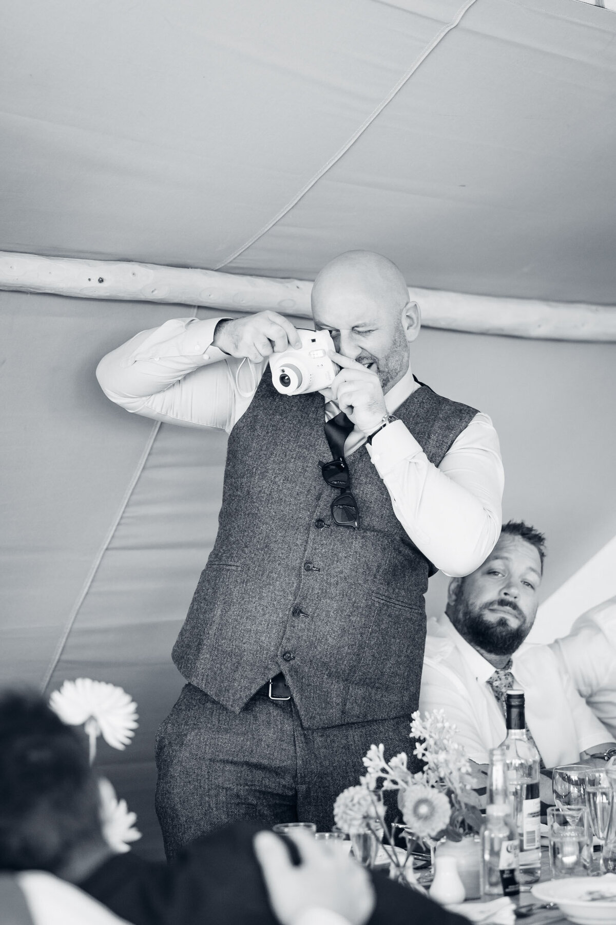 cotswold-wedding-photographer-guests-enjoying-speeches