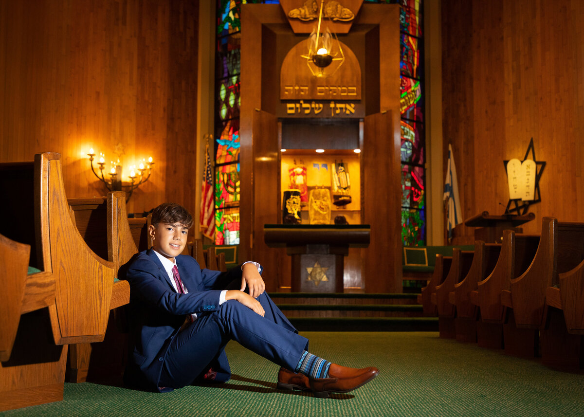 bar-mitzvah-sitting-floor-temple-beth-shalom-nj
