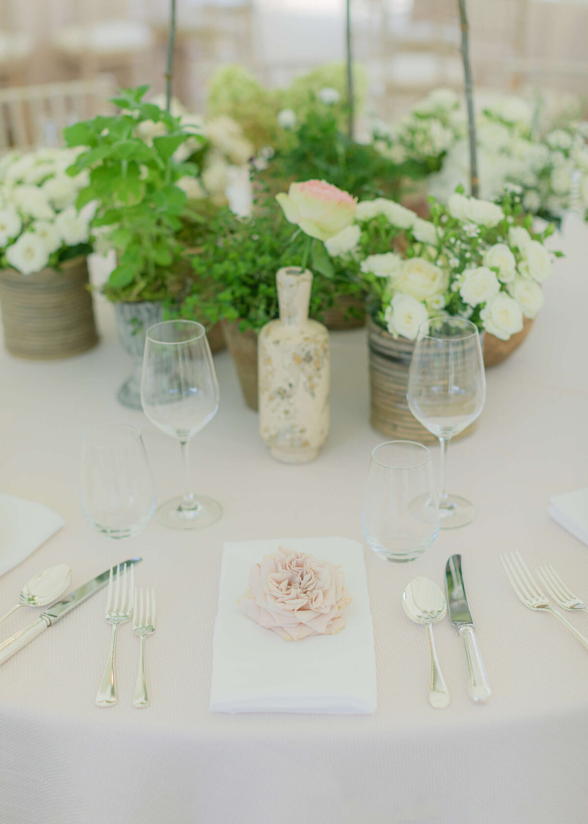 chloe-winstanley-weddings-tablesetting-john-carter-flowers