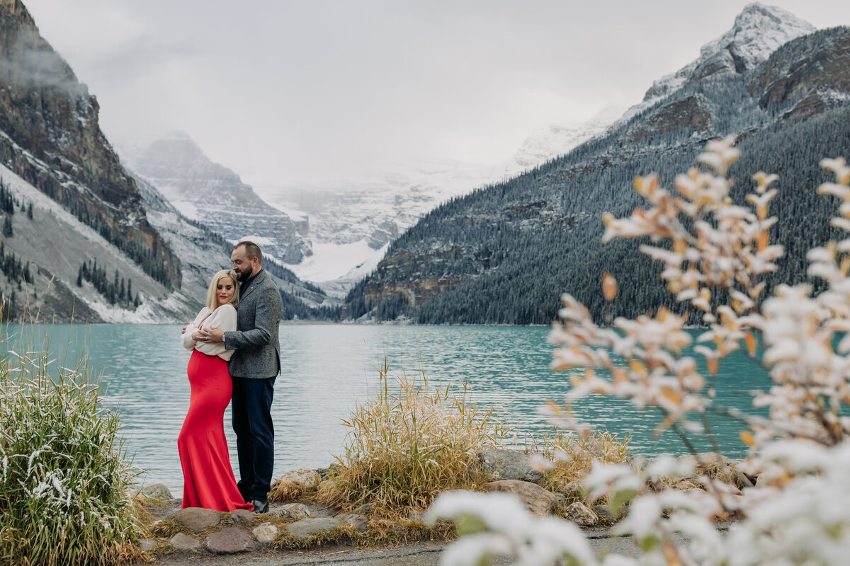 snowy-lake-louise-maternity-session-red-dress-04