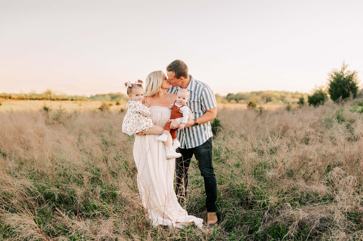Springfield MO family photographer Jessica Kennedy of The XO Photography captures family cuddling outdoors at sunset