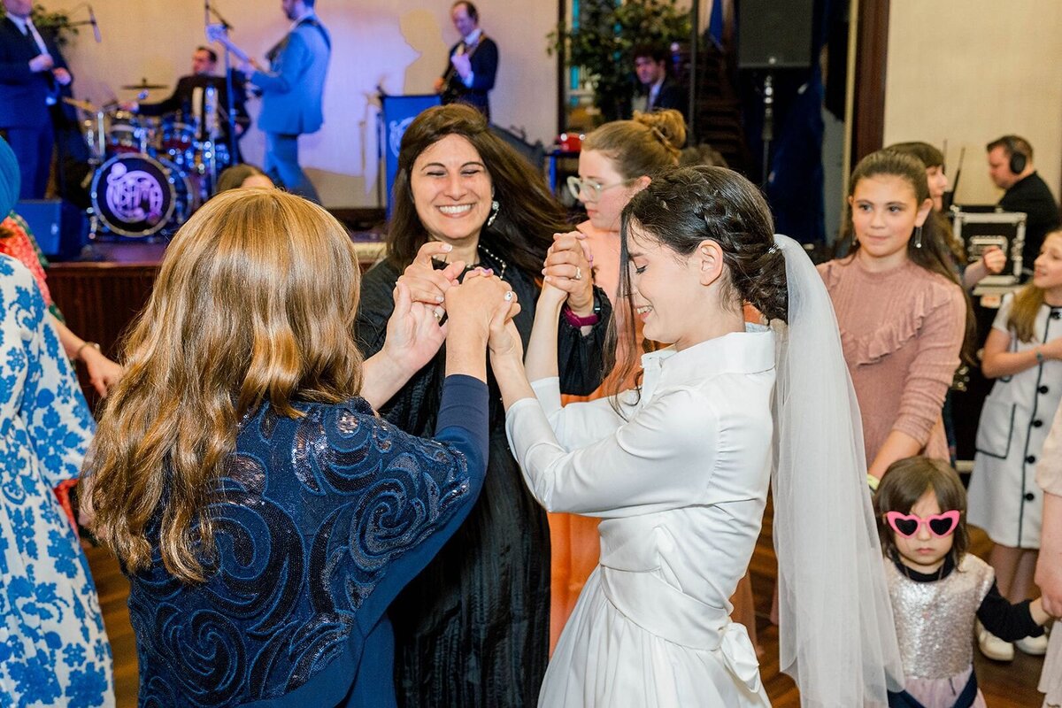 Eliana-Melmed-Photography-Chicago-LosAngeles-Jewish-WeddingPhotographer-CarmiKalman-WomensDancing-00063