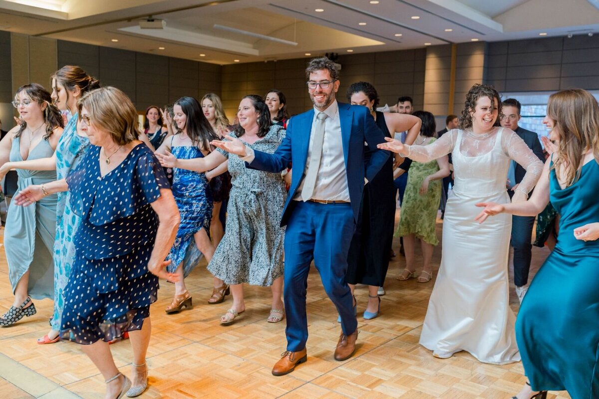processed_ElianaMelmedPhotography_JewishWeddingPhotographer_ShulaNoah_Dancing-132