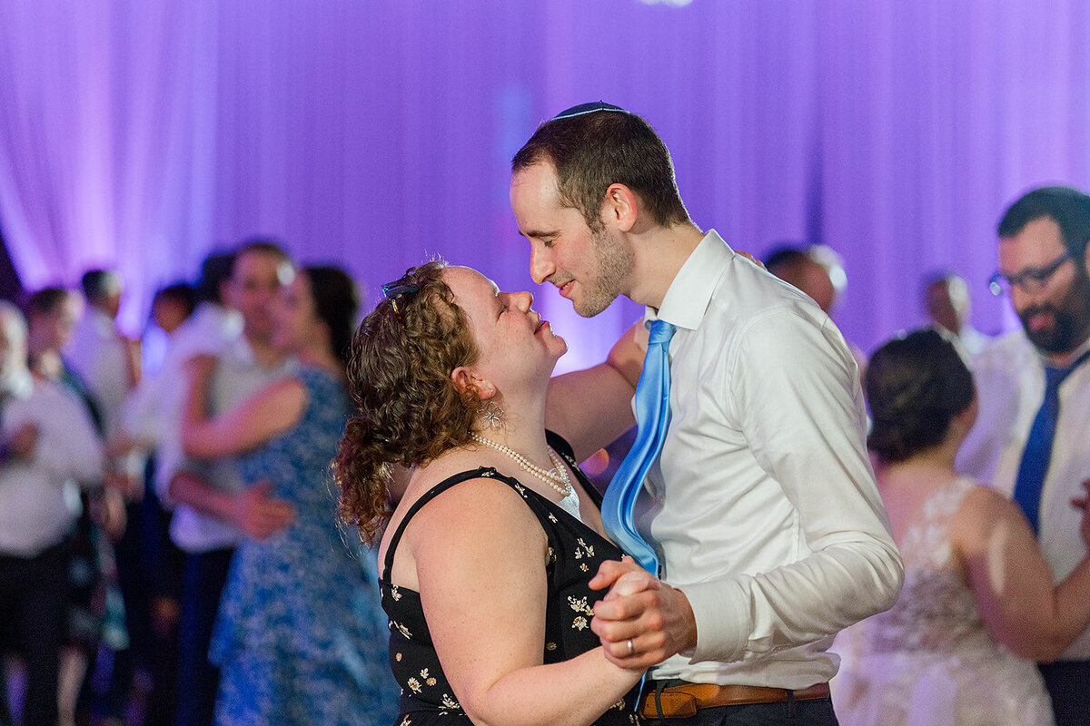 Eliana-Melmed-Photography-Chicago-LosAngeles-Jewish-WeddingPhotography-ElianaSklar-DanceFloor-00080