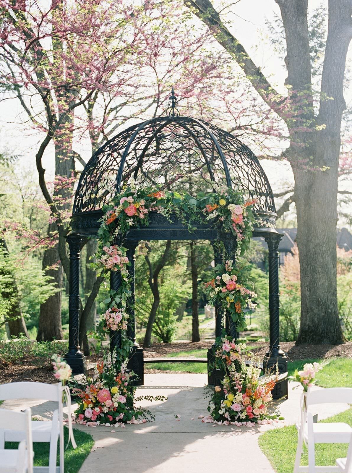 ceremony-altar-flowers-sarah-sunstrom-photography-monte-bello-estate-wedding