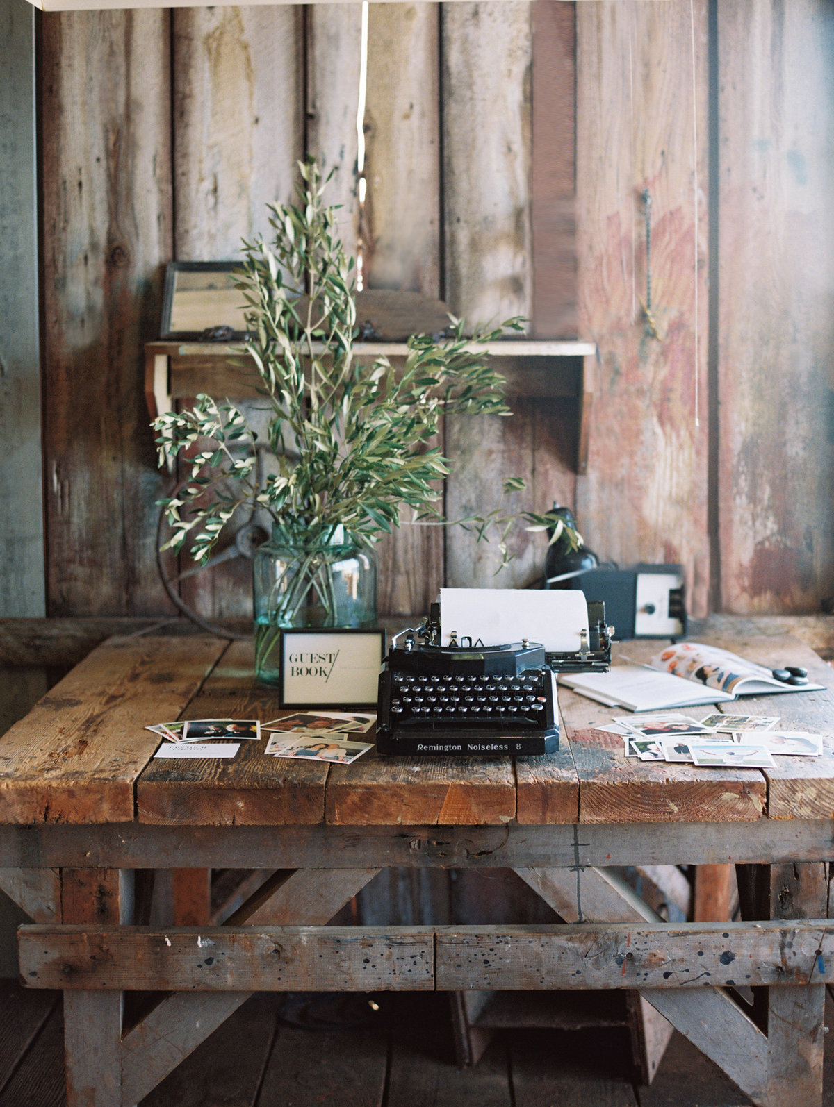 Unique guestbook wedding typewriter © Bonnie Sen Photography