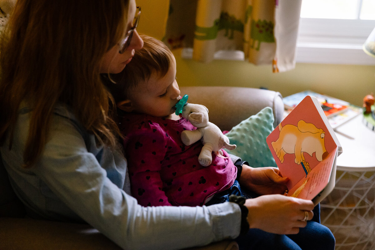 mom-reading-toddler-snugglepuppy