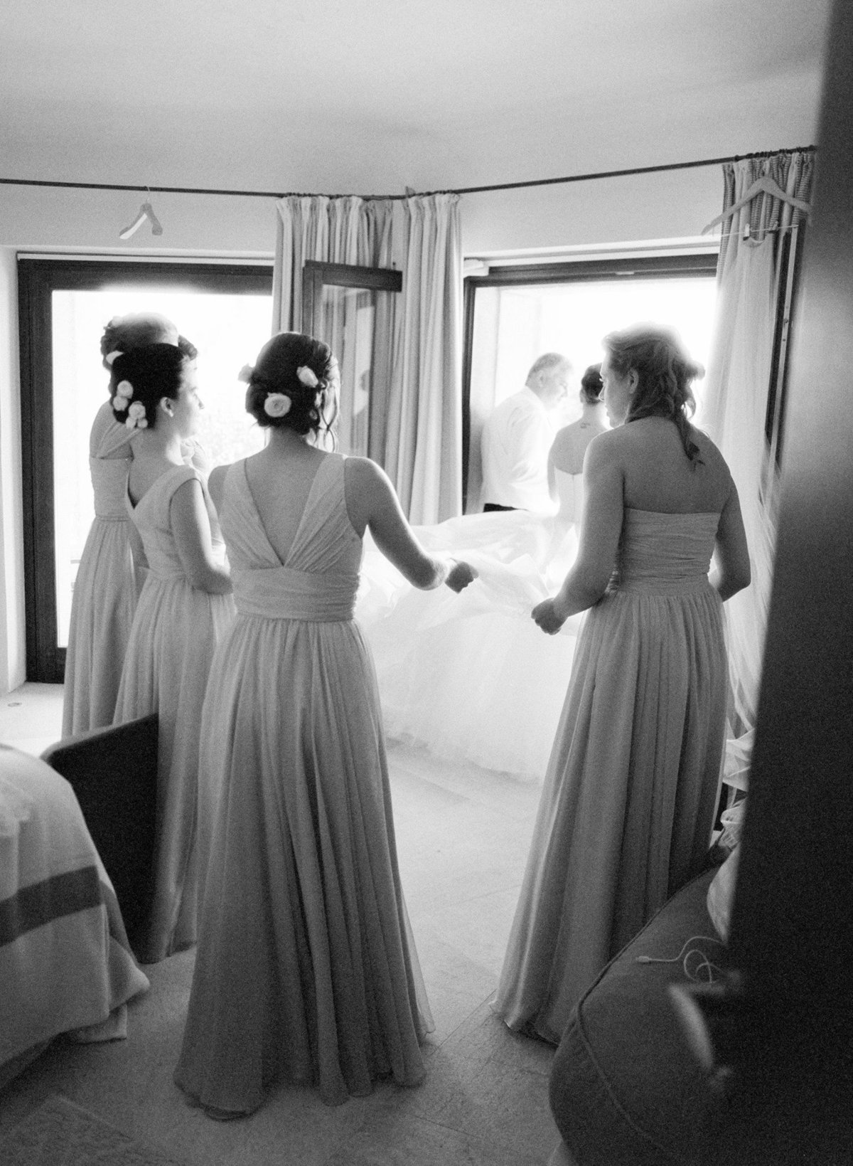 Luxury and love intertwined: The bride and her bridesmaids