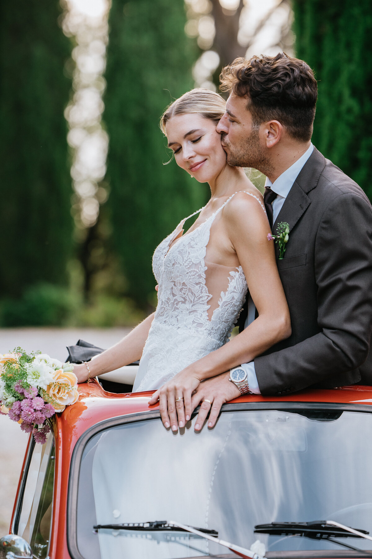 Wedding in Tuscay in Fiat old school car with bouquet