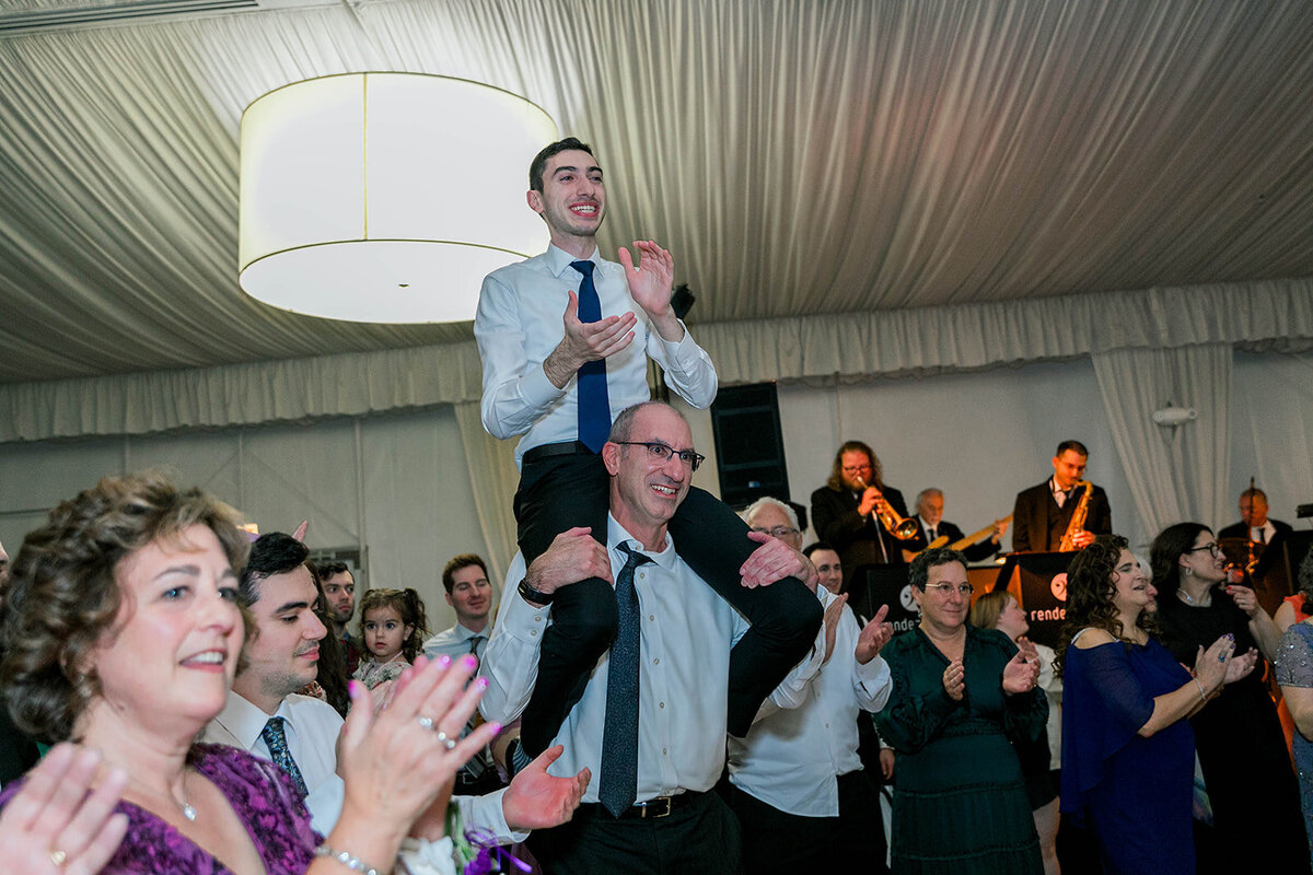 Eliana-Melmed-Photography-Chicago-LosAngeles-Jewish-WeddingPhotography-SimchaDancing-00040