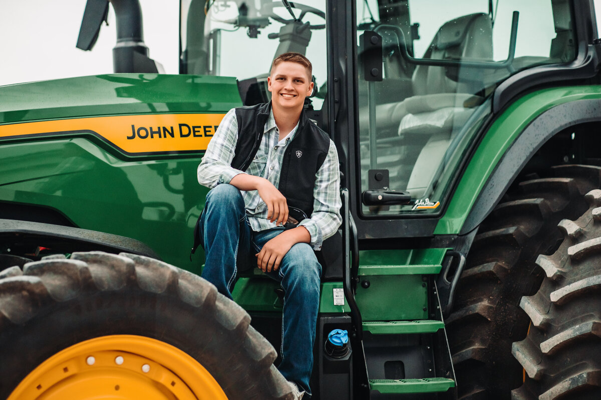 darlington-wisconsin-senior-photographer-boy-ideas-on-farm-with-tractor