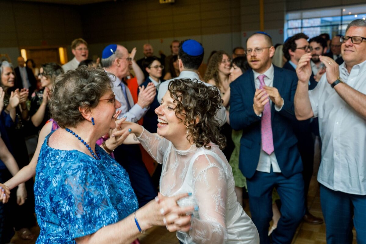 Eliana-Melmed-Photography-Chicago-LosAngeles-Jewish-WeddingPhotography-ShulaNoah-Simcha-Dancing-00122