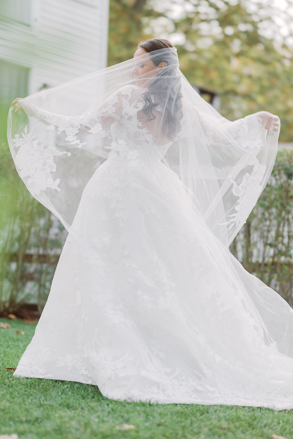 bridal-veil-monique-lhuillier-wedding-dress-plumed-serpent