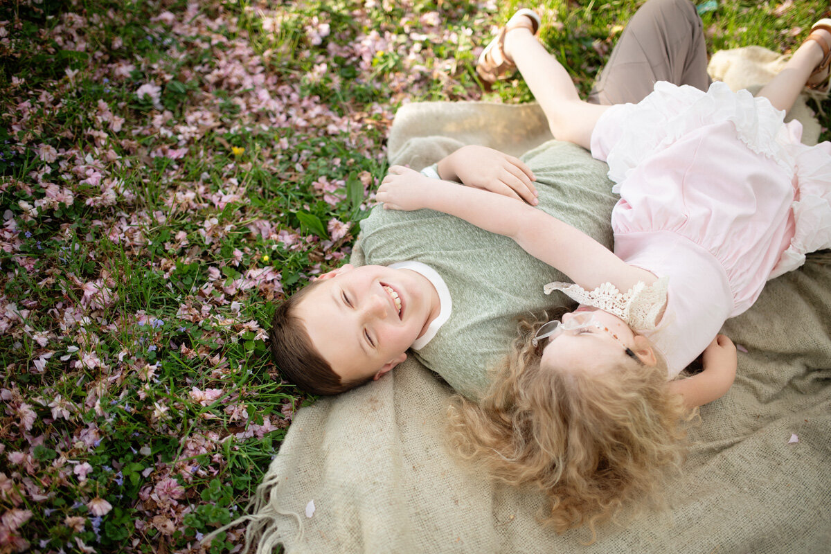 Family session of children laying down on a blanket