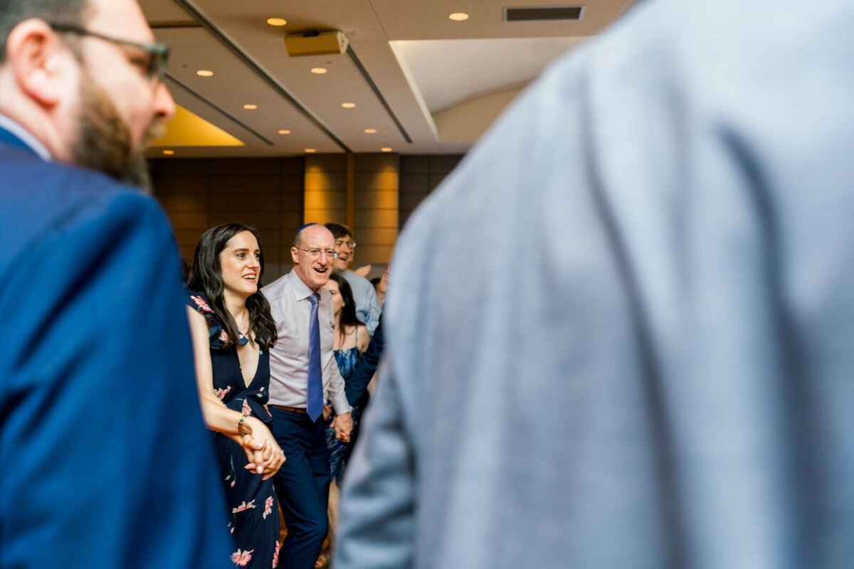 Eliana-Melmed-Photography-Chicago-LosAngeles-Jewish-WeddingPhotography-ShulaNoah-Simcha-Dancing-00155
