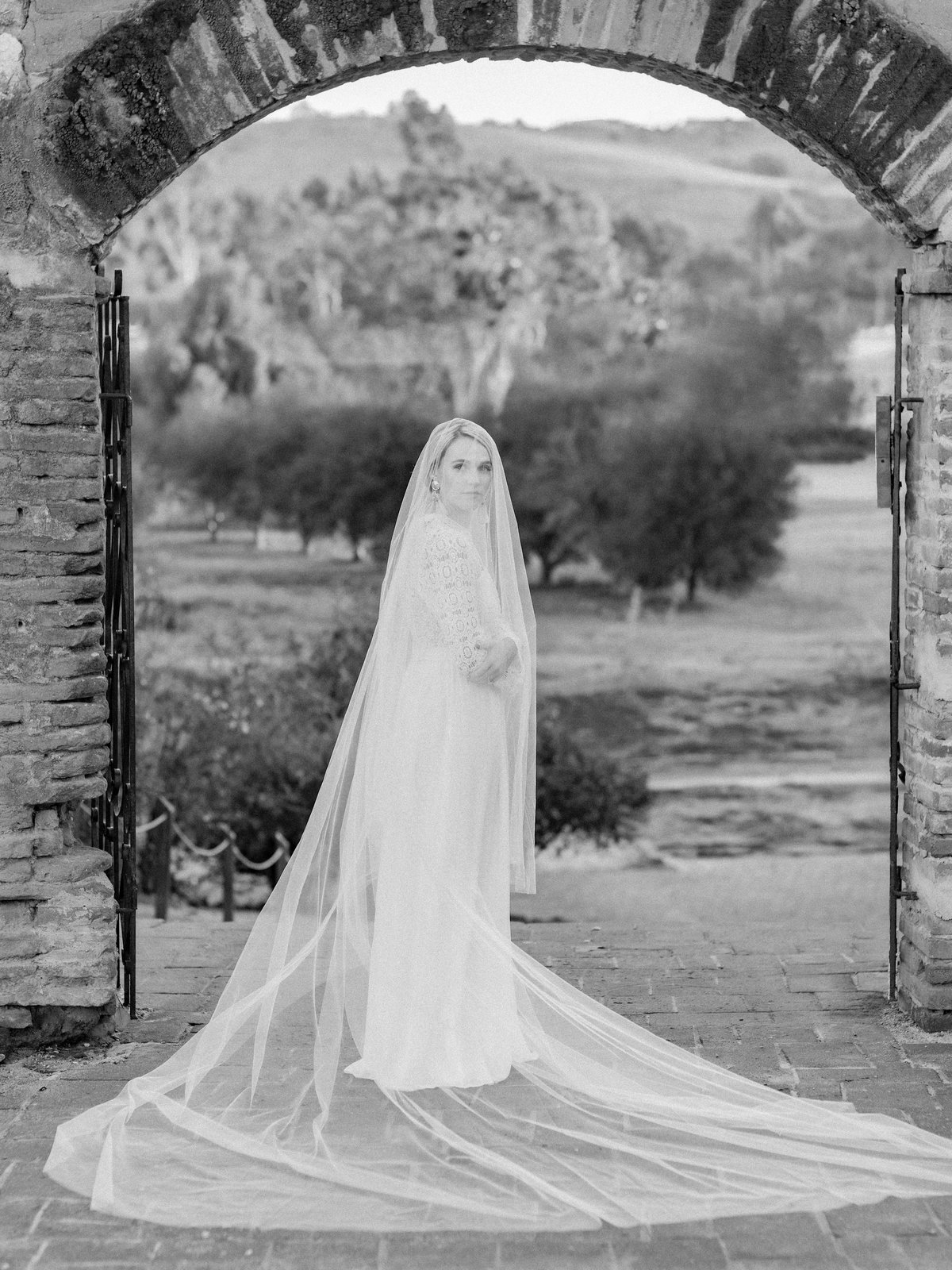 tuscany-italy-bride-photo-on-film