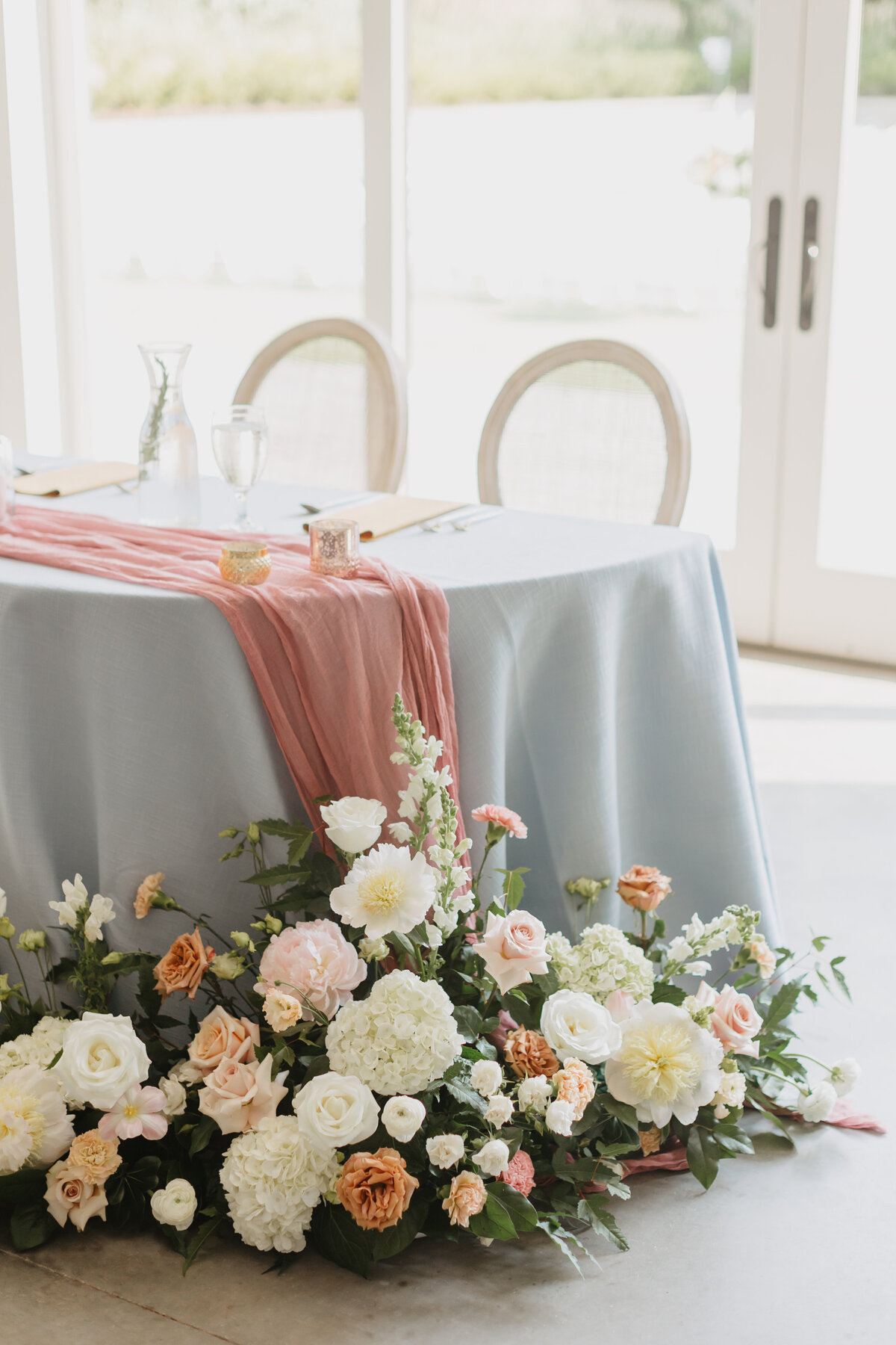 sweetheart table flowers, studio fleurette, toffee rose, mn wedding florist