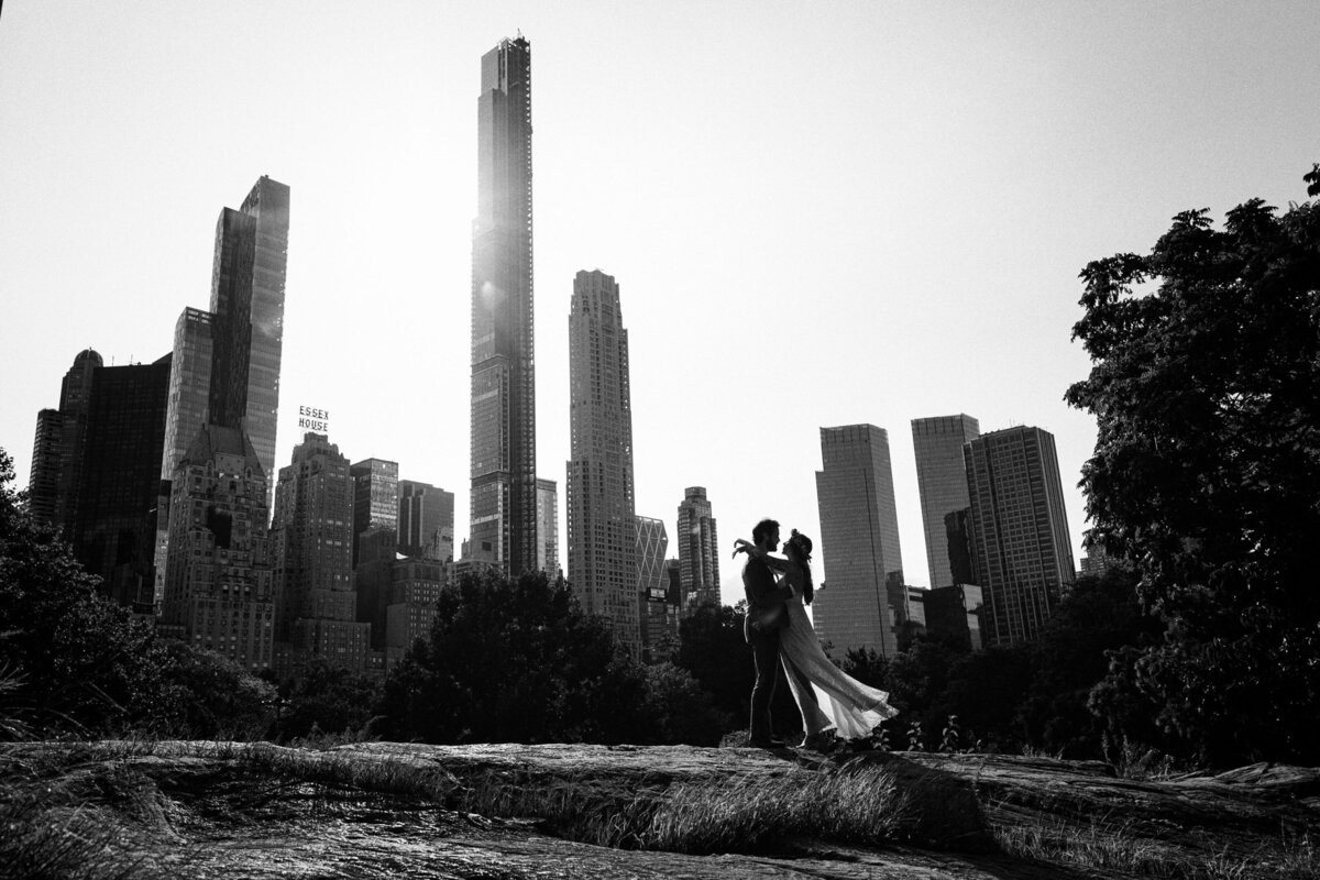 A wedding couple with skeline in Central Park