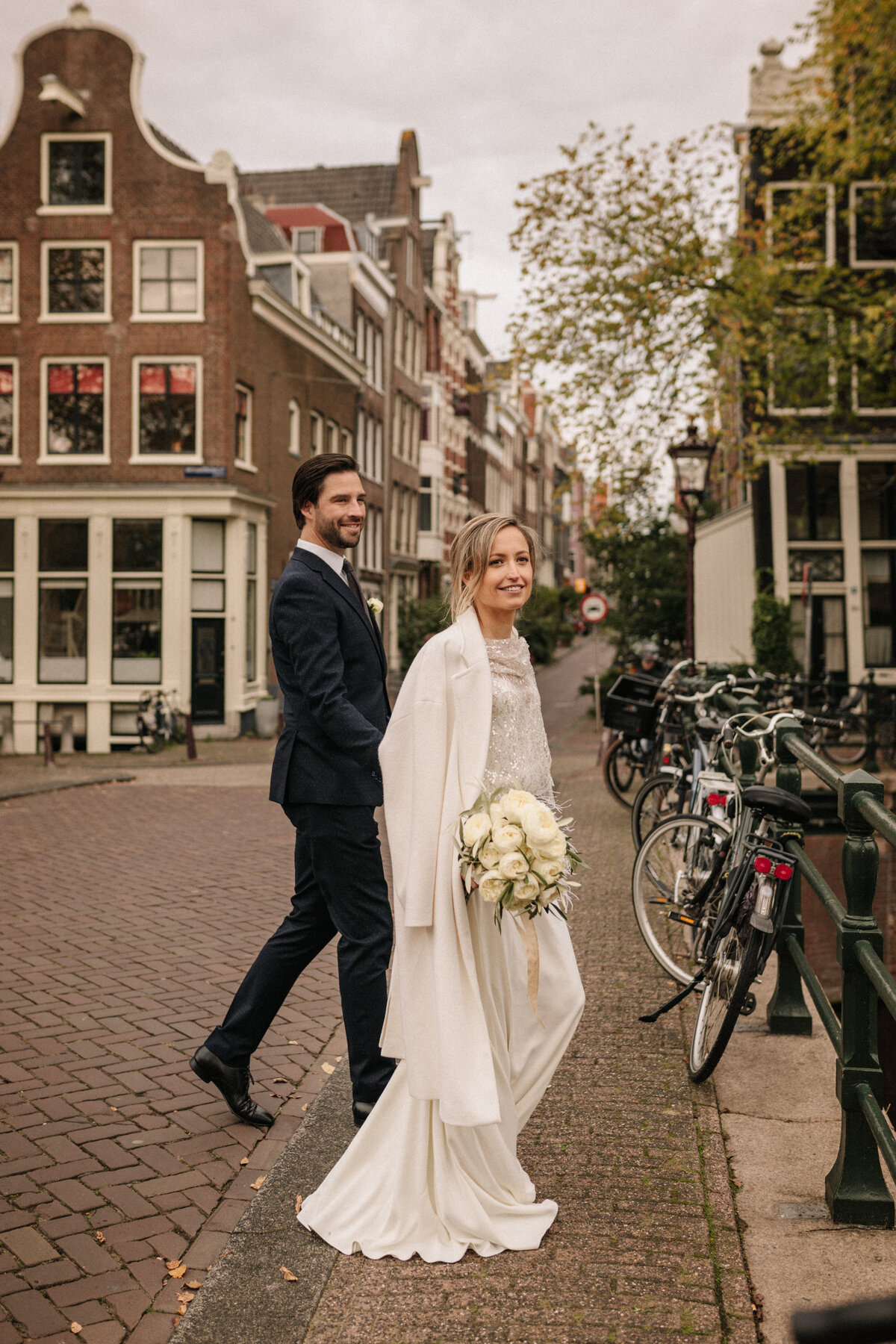 Brautpaar auf Brücke in Amsterdam