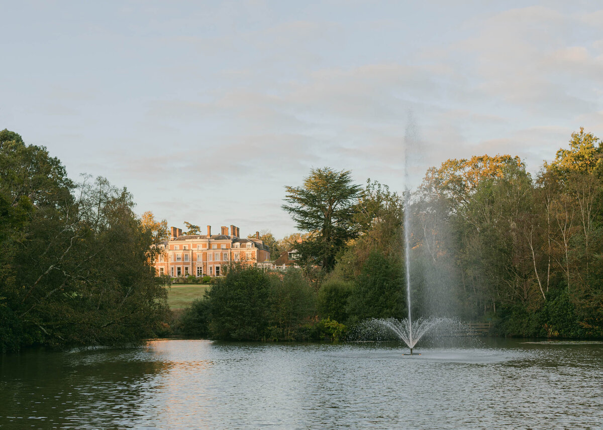 chloe-winstanley-events-heckfield-place-fountain-lake-grounds