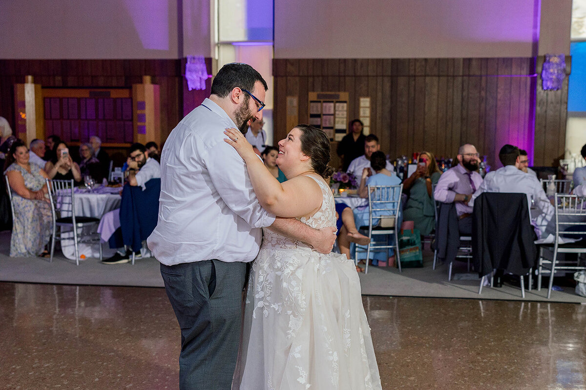 Eliana-Melmed-Photography-Chicago-LosAngeles-Jewish-WeddingPhotography-ElianaSklar-DanceFloor-00070