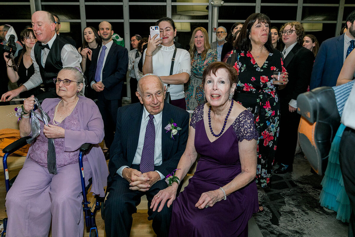 Eliana-Melmed-Photography-Chicago-LosAngeles-Jewish-WeddingPhotography-SimchaDancing-00039