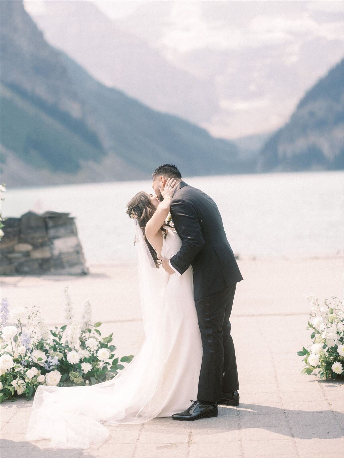 calgary-wedding-photographers-nicole-sarah-fairmont-chateau-lake-louise-AC-233_websize
