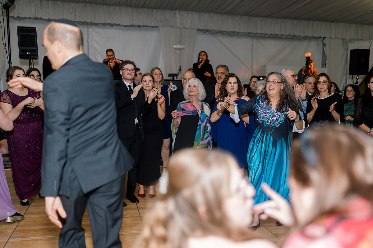 Eliana-Melmed-Photography-Chicago-LosAngeles-Jewish-WeddingPhotography-SimchaDancing-00125