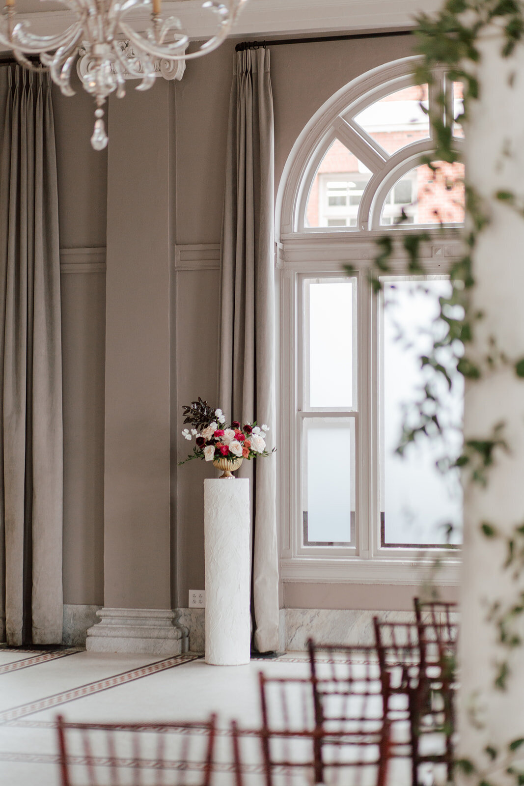 classic-colorful-wedding-flowers-georgian-hall-atlanta-florist-floral-installation_6 (2)