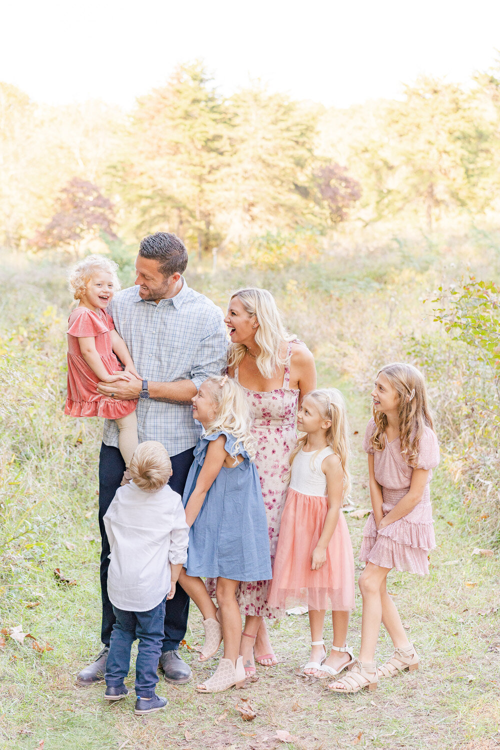 family of 7 laughing taken by Chantilly, Virginia family photographer