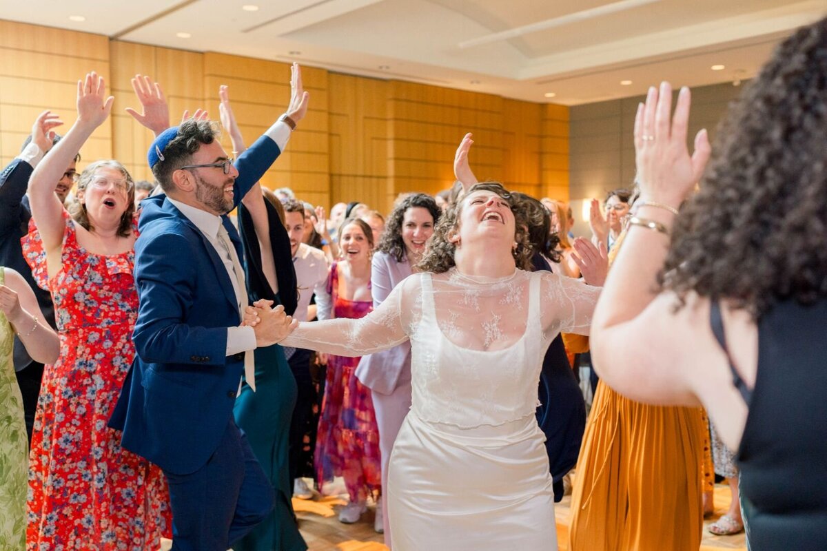 Eliana-Melmed-Photography-Chicago-LosAngeles-Jewish-WeddingPhotography-ShulaNoah-Simcha-Dancing-00099