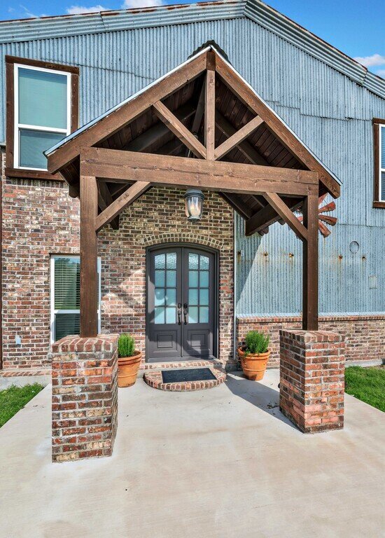 Front entrance of this four-bedroom, four-bathroom vacation rental home and guest house with free WiFi, fully equipped kitchen, firepit and room for 10 in Waco, TX.