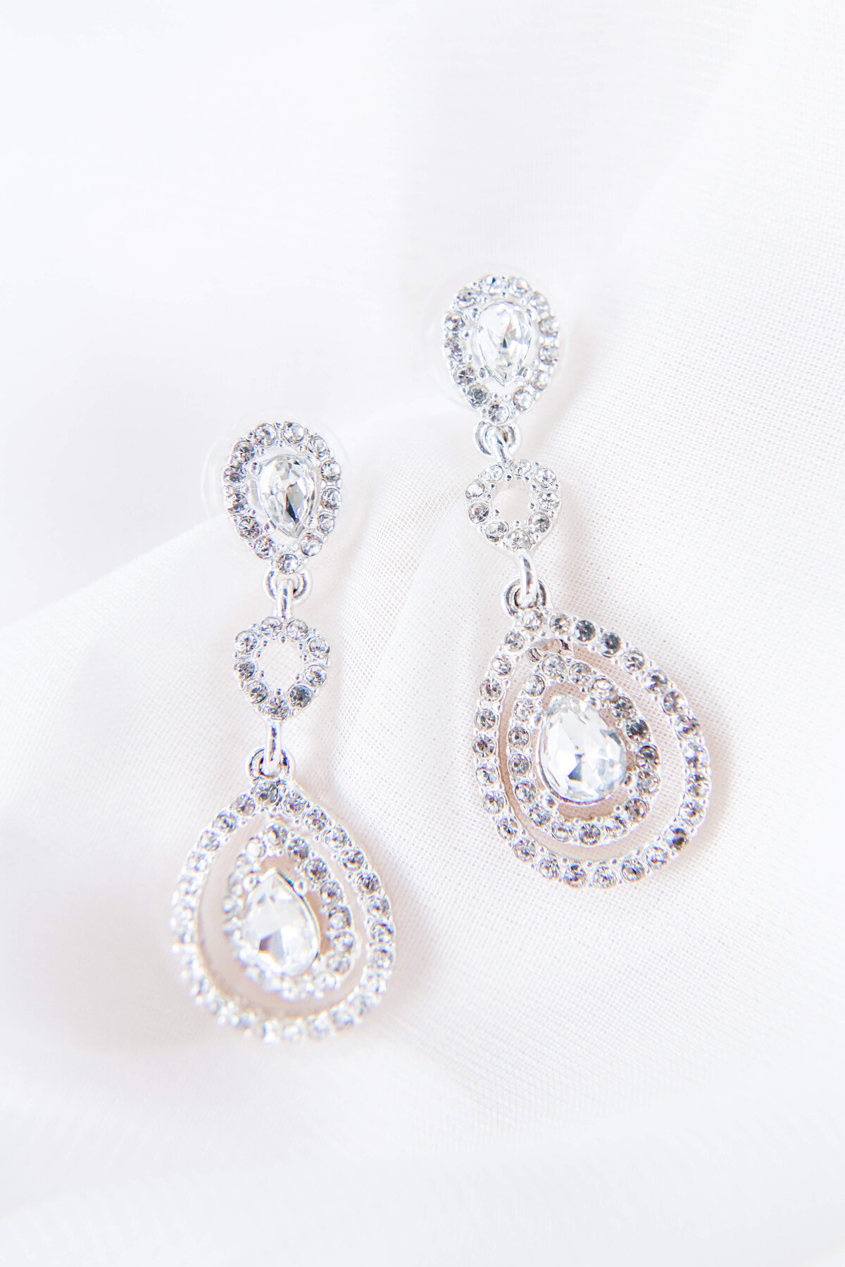 Bridal-Earrings-Details-by-Bethany-Lane-Photography
