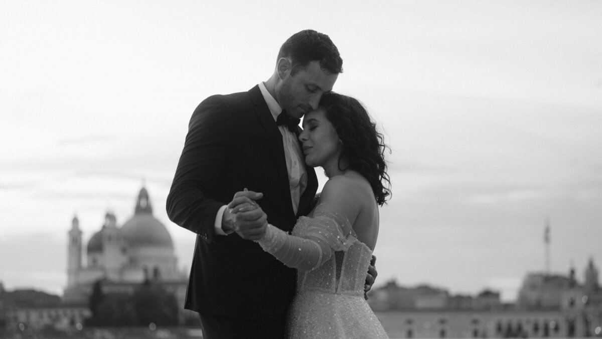 the_chaffins_international_destination_wedding_elopement_photographers_sammie_chaffin_micah_editorial_adventure_photos_travel_venice_italy_41