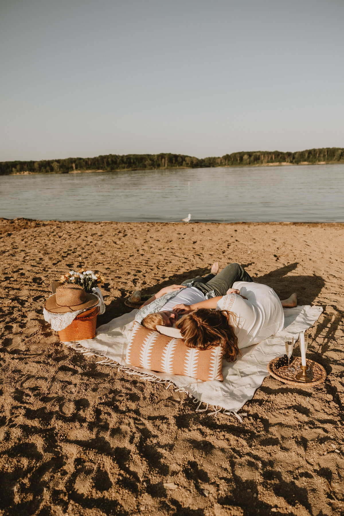 romantic-couple-beach-picnic-6